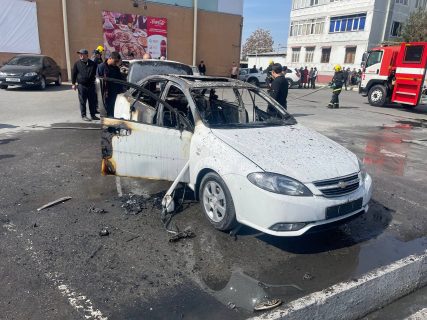 В Андижане средь бела дня сгорел автомобиль Gentra — видео