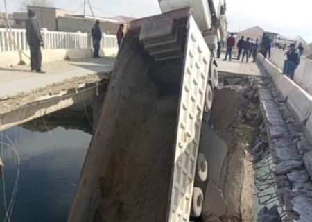 В Навои мост через реку Заравшан обрушился, пока по нему проезжал грузовик