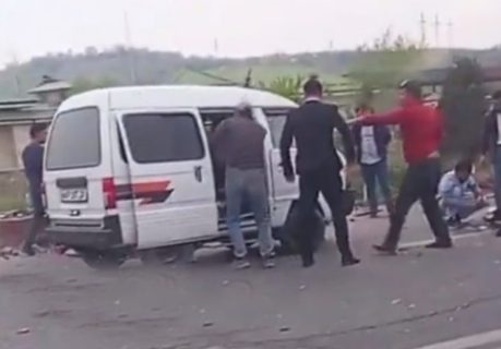 В Андижане произошло смертельное ДТП с тремя автомобилями — видео