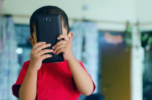Чем зависимость от телефона опасна для детей — ответ Минздрава