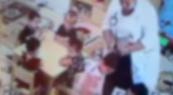 В Хорезмской области воспитательница избивала детей — видео