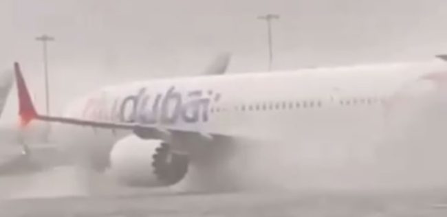 Самолет не смог улететь из Дубая в Ташкент из-за затопленного аэропорта — видео