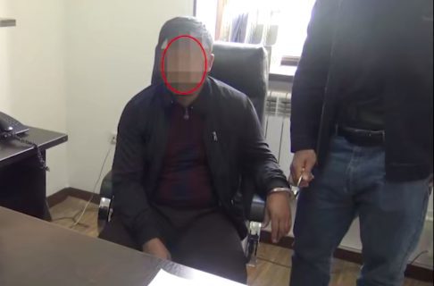 В Кашкадарье следователя задержали в его кабинете при получении крупной взятки