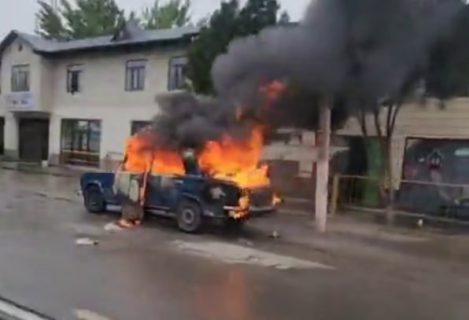 В Андижанской области прямо на дороге сгорел синий «Жигули» — видео