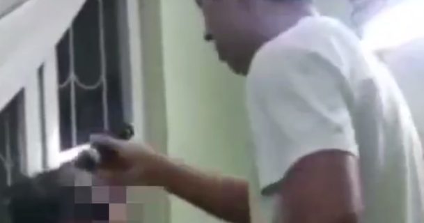 «Пойдешь жаловаться бабушке?»: парикмахер насильно обрил голову клиенту — видео