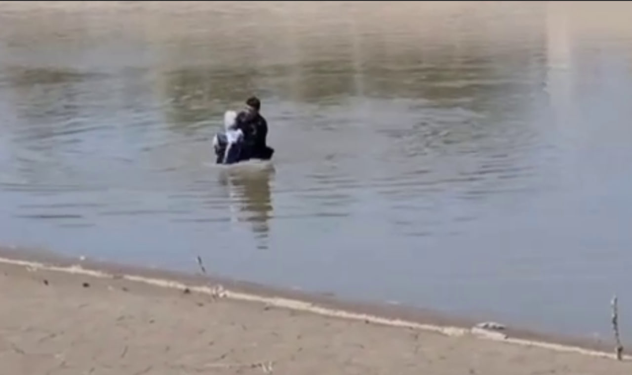 В Хорезмской области нацгвардейцы спасли тонущую девушку — видео