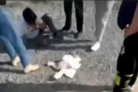 В Карши толпа местных жителей похитила и избила парня — видео