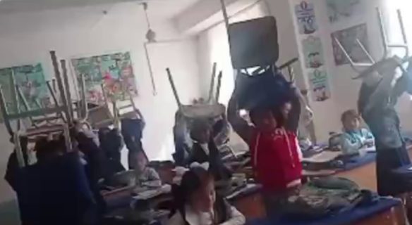 Учитель издевался над первоклашками за несделанную домашнюю работу — видео
