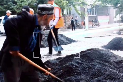 В Андижане пожилой местный житель помог работникам в прокладке асфальта — видео