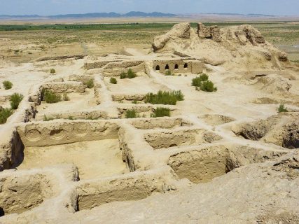 В Наманганской области мужчина снес могилы на археологическом памятнике XVI-XVII веков
