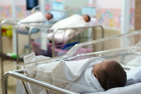 В Самаркандской области школьница родила ребенка от одиннадцатиклассника