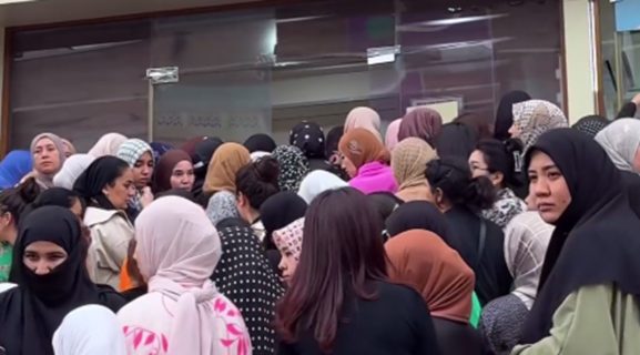 В Ташкенте толпа покрытых женщин штурмовала магазин религиозной одежды — видео
