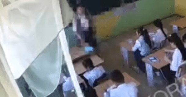 Учительница отлупила школьников за разговоры на уроке — видео