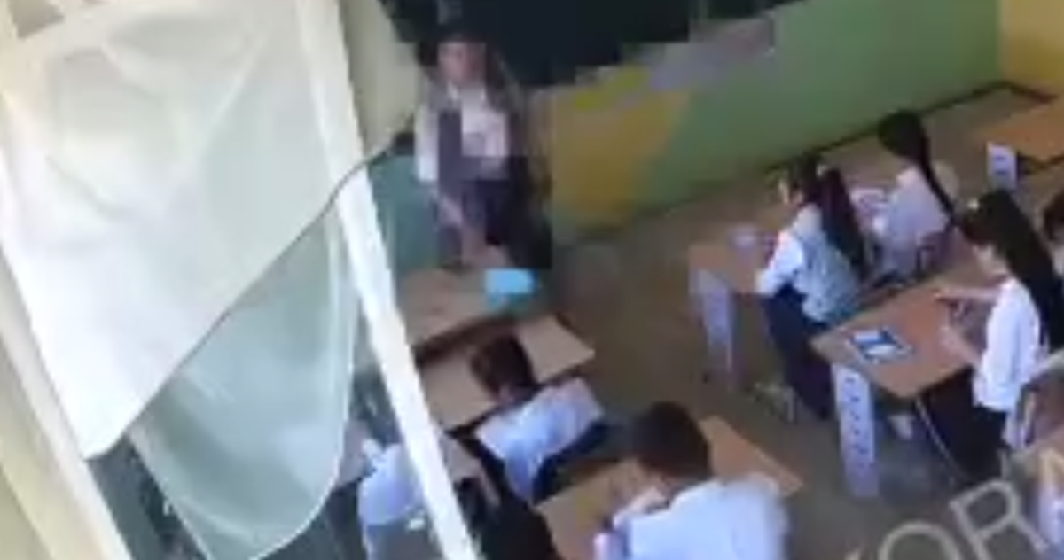 Учительница отлупила школьников за разговоры на уроке — видео