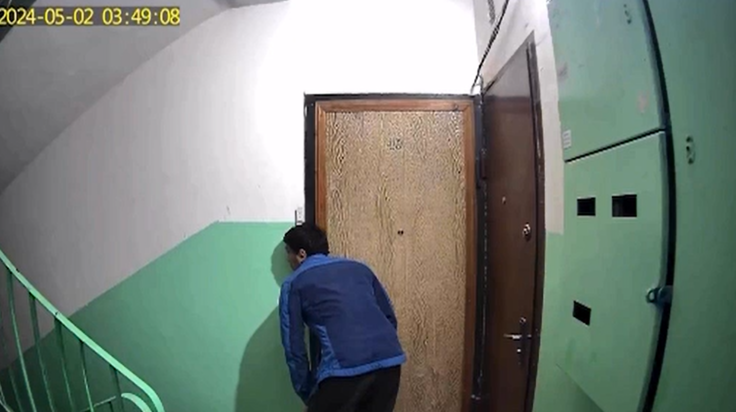 В Ташкенте ранее судимый парень подслушивал двери квартир — видео