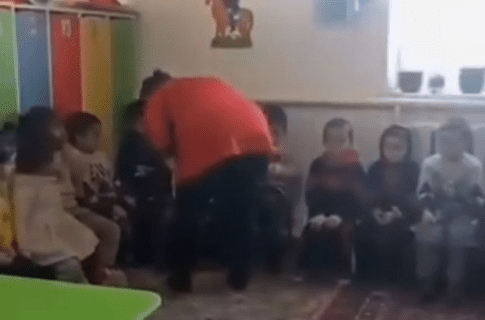 В Хорезме воспитательница детсада воткнула иглу в палец ребенка — видео
