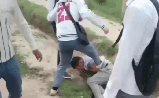 В Сурхандарье школьники ради забавы жестоко избили незнакомца — видео