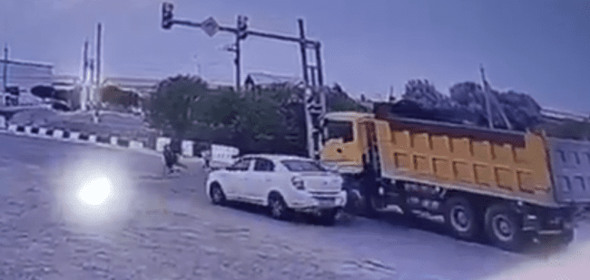В Сурхандарье водитель-убийца сбил переходящих дорогу детей — видео