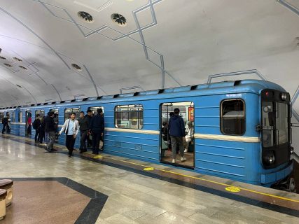 Сотрудник Ташкентского метрополитена брал деньги с людей за прием на работу