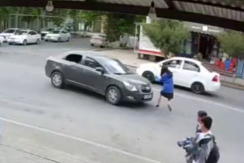 В Самарканде водитель Cobalt на высокой скорости сбил школьницу — видео
