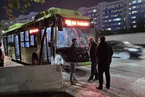 В Ташкенте автобус влетел в бетонное ограждение