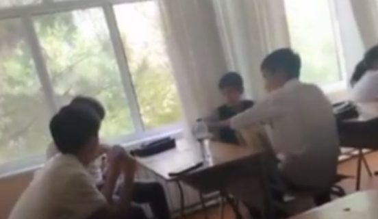В Ташкенте наказали родителей школьников, игравших в карты за задней партой — видео
