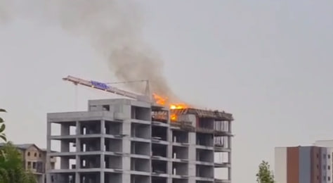 В недостроенном здании Ташкента вспыхнул пожар — видео