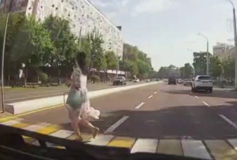 В Ташкенте водитель Tracker чуть не сбил женщину на пешеходном переходе — видео