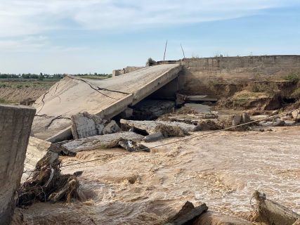 В Кашкадарье ведут берегоукрепительные работы после обрушения моста