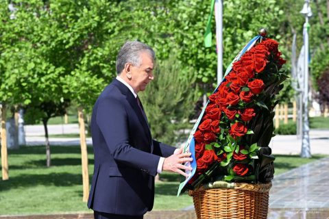 «Мы в неоплатном долгу»: президент поздравил народ и ветеранов Узбекистана
