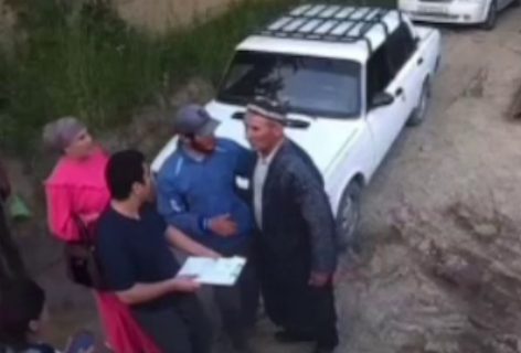 Правоохранители занялись мужчиной, избившим сотрудника кадастра — видео