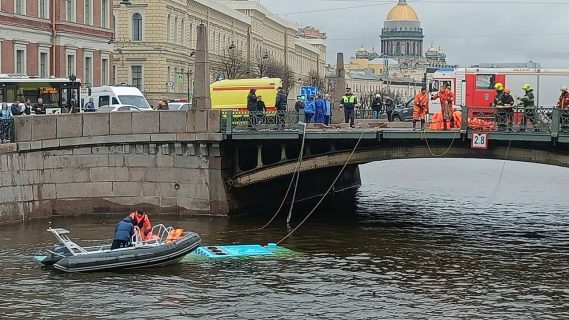 В Санкт-Петербурге автобус вылетел в реку с моста — видео