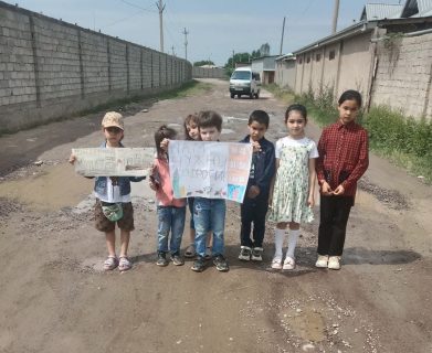 В Чирчике дети вышли на пикет с призывом отремонтировать разбитую дорогу — видео