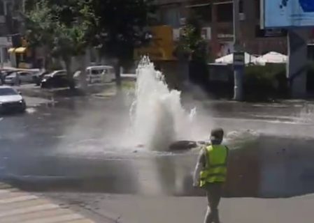 В Ташкенте из-под асфальта забил фонтан с кипятком — видео