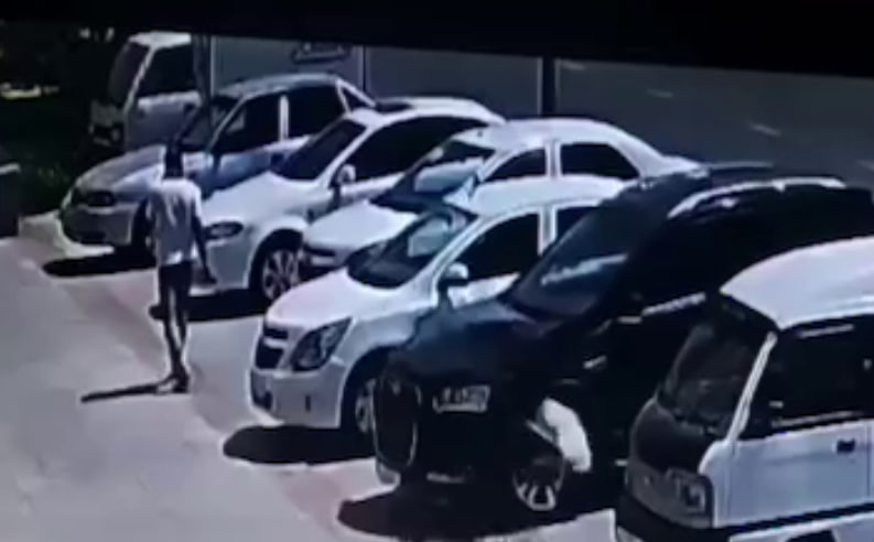 В Хорезмской области парень выпал из окна пятого этажа — видео