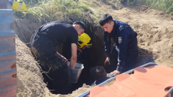 Спасатели вытащили живого мужчину из под земли на кладбище