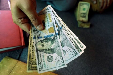 Курс доллара продолжает падать