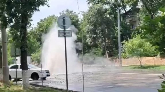 В Ташкенте из-под асфальта вновь забил фонтан с кипятком — видео