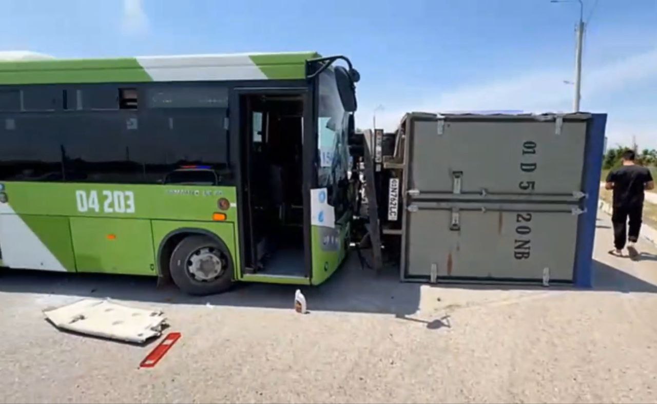В Ташкенте автобус столкнулся с грузовиком — видео