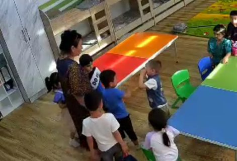 В Узбекистане воспитательница детсада избила плачущего ребенка — видео