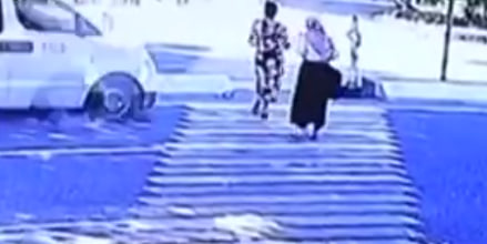 В Джизаке карета скорой сбила женщину — видео
