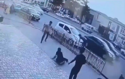 В Фергане мужчина напал на прохожего и несколько раз ударил его ножом — видео