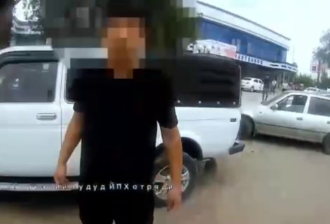 В Каракалпакстане водитель Matiz избил инспектора ДПС — видео