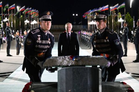 Путин возложил цветы к монументу Независимости Узбекистана — видео