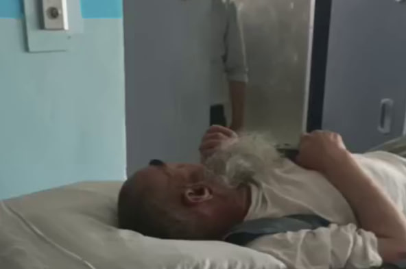 В андижанской больнице тяжелобольного несли на руках из-за сломанного лифта — видео