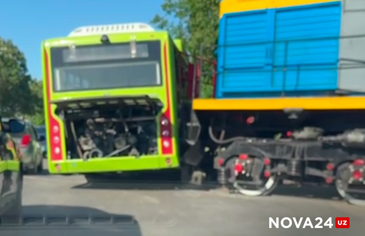 В Ташкенте поезд врезался в проезжающий автобус — видео
