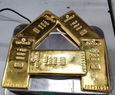 В Индии двое узбекистанцев пытались пронести золото на сотни миллионов сумов — видео