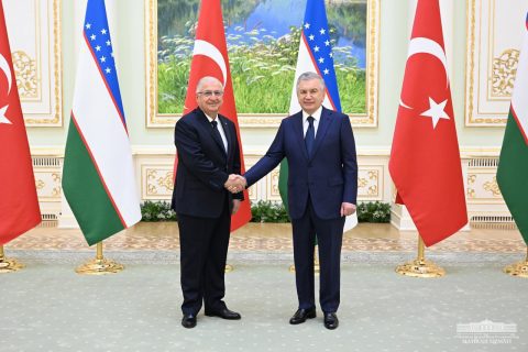 Шавкат Мирзиёев провел переговоры с министром обороны Турции — главное