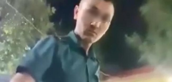 В Самарканде правоохранитель накинулся с кулаками на жителей — видео