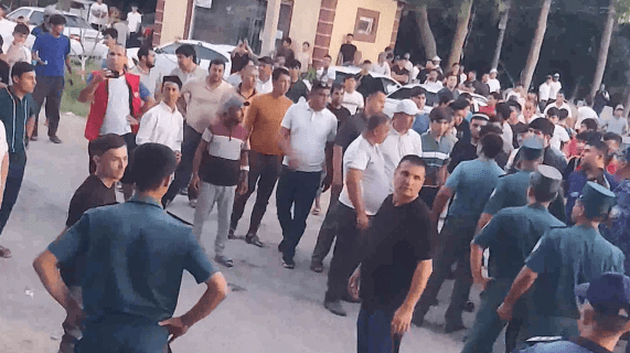 В Сурхандарье хулиганы забросали правоохранителей камнями — видео